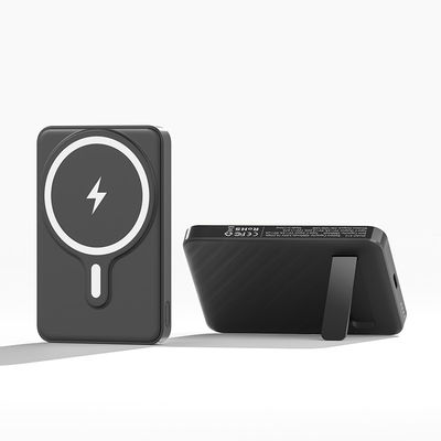 सार्वभौमिक चुंबकीय पोर्टेबल फोन चार्जर 5000mAh ब्लैक फोल्डेबल पावर बैंक