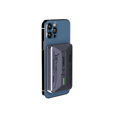 अच्छी कीमत सीई चुंबकीय फोल्डेबल वायरलेस चार्जर 5000mAh चुंबकीय पावर बैंक प्रकार सी आउटपुट ऑनलाइन